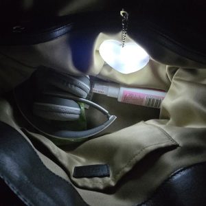 Puute-aktiveeritav LED-võluvõti seljakottidele, kottidele ja võtmetele | HEARTIGLO